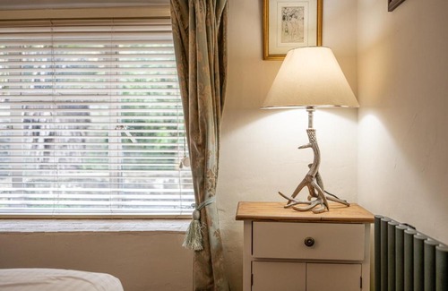 Malmesbury Apartment | Eilmers Cottage - Beautiful 4BD in Malmesbury!