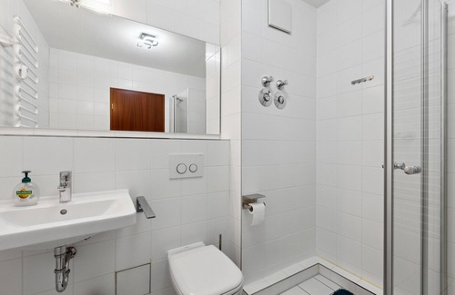 Suedwest Condo | Eindrucksvolle Zwei-zimmer-wohnung mit Balkon und Großer Küche
