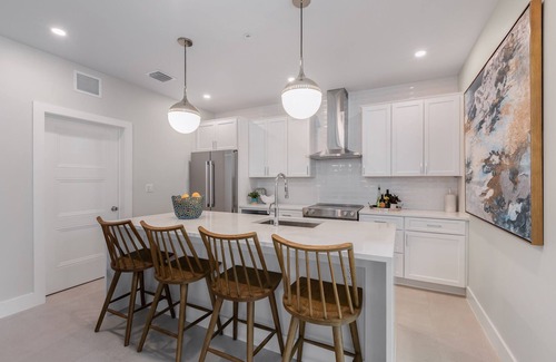 Downtown House | EL CORAZON~ Renovated Home w/Direct Access to Duval St. w/Pool & Parking!