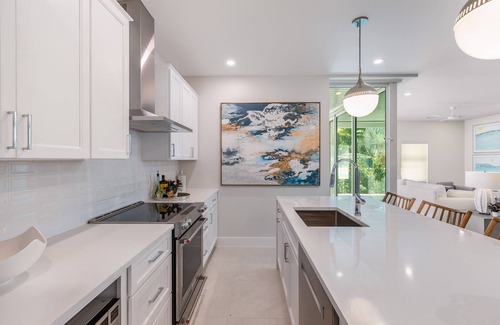 Downtown House | EL CORAZON~ Renovated Home w/Direct Access to Duval St. w/Pool & Parking!