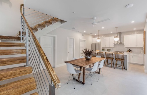 Downtown House | EL CORAZON~ Renovated Home w/Direct Access to Duval St. w/Pool & Parking!