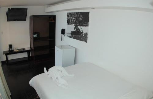 Manuel Antonio Hotel | El Faro Containers Beach Hotel