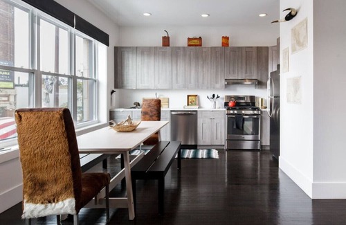 Logan Square House | El Motel Dos in Logan Square that sleeps 12 with grill and backyard patio