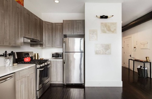 Logan Square House | El Motel Dos in Logan Square that sleeps 12 with grill and backyard patio