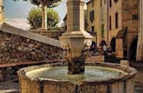 Roquebrune-sur-Argens Apartment | El paraiso self-contained studio in the center of Roquebrune sur argens