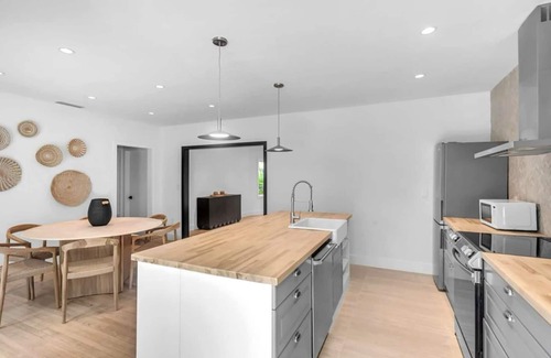 Southwest Coconut Grove Cottage | El Prado’s Getaway. Charming 2B 1B retreat in upscale Coconut Grove