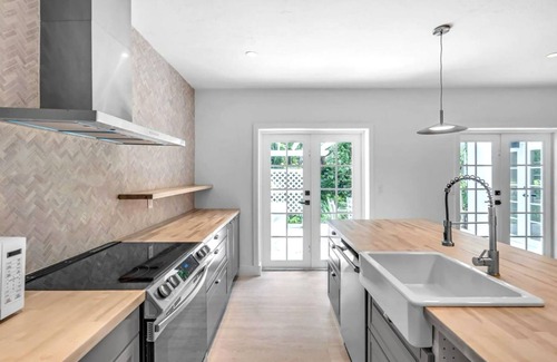 Southwest Coconut Grove Cottage | El Prado’s Getaway. Charming 2B 1B retreat in upscale Coconut Grove