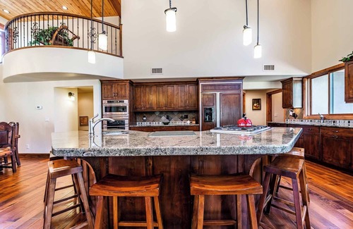 Fort Valley House | "El Rancho" The Grand House with Snowbowl Vistas w/AC