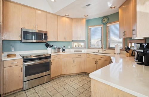 South Nags Head House | El Sueno -Beautifully Maintained 5BR Oceanfront with Hot Tub
