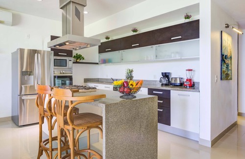Las Jarretaderas Condo | El Tigre Deluxe, 2BD, Pool and Golf view and near Beaches!