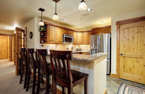 Steamboat Springs Condo | EL5112 | Private Patio with Hot Tub | Close to Mtn | Air Chilling | Pools