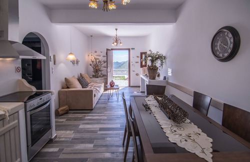 Naxos House | ELAIOLITHOS - Luxury Villa Suites - Adults Only