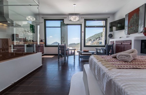 Naxos House | ELAIOLITHOS - Luxury Villa Suites - Adults Only