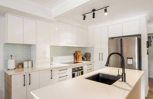 Elanora House | Elanora Oasis Lakefront Serenity and Resort Living