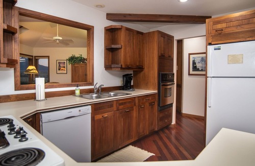 Livingston House | Elbow Creek Retreat-Spacious home with incredible mountain views & a hot tub!