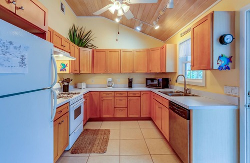Hope Town House | Elbow Joint: Comfortable Island Escape in White Sound near Firefly Resort