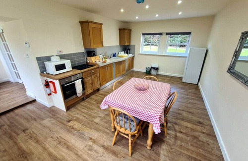 Ryhall House | Elderflower Cottage, fresh countryside bungalow 1.5 miles from historic Stamford