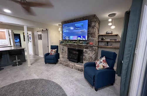 Newland House | Electric and Water is Working Centrally Located Resort inThe High Country RELAX