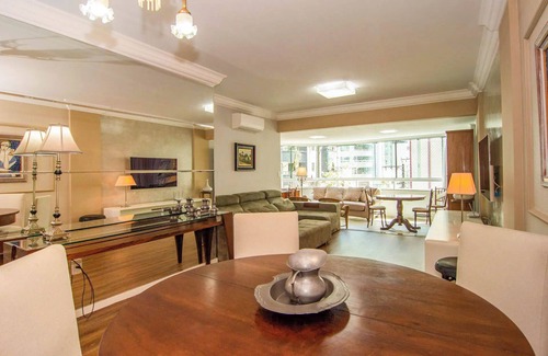 Barra Sul Apartment | Elegância Clássica 100m da Praia na Rua 3700 P1397
