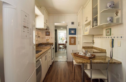 Barra Sul Apartment | Elegância Clássica 100m da Praia na Rua 3700 P1397