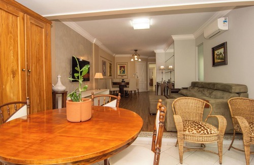 Barra Sul Apartment | Elegância Clássica 100m da Praia na Rua 3700 P1397