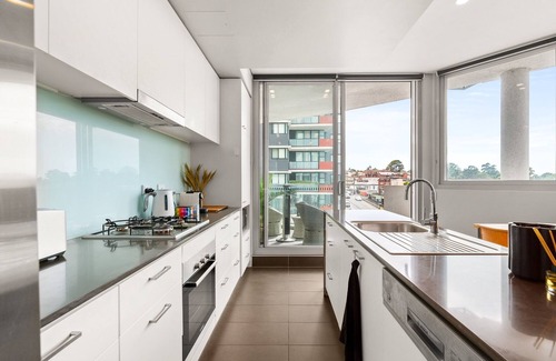 Canterbury Apartment | Elegant 1-Bed by Riverside Park & Amenities