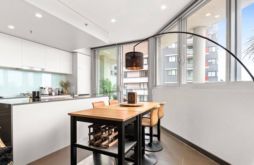 Canterbury Apartment | Elegant 1-Bed by Riverside Park & Amenities