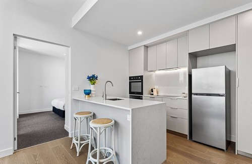 Preston Apartment | Elegant 1-Bed by Shops with Rooftop Swimming Pool