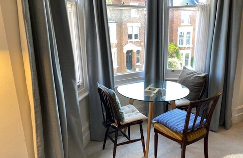 Hampstead Apartment | Elegant 1 bed flat - 30 secs from Hampstead Heath