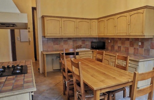 Olonzac Apartment | Elegant 1 bed garden apartment in a Château near the Canal Du Midi at Homps !