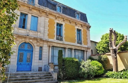 Olonzac Apartment | Elegant 1 bed garden apartment in a Château near the Canal Du Midi at Homps !