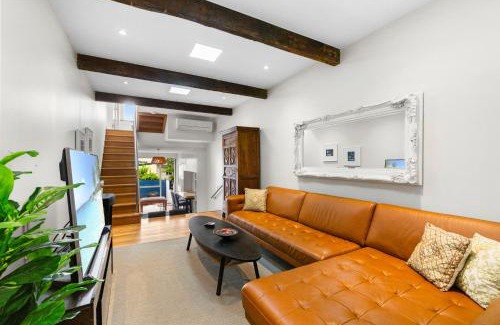 Balmain House | Elegant 1-Bed with Study by Balmain Wharf