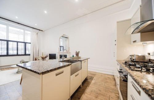 Queen's Gate Apartment | Elegant 1 Bedroom Flat in the Heart of Kensington