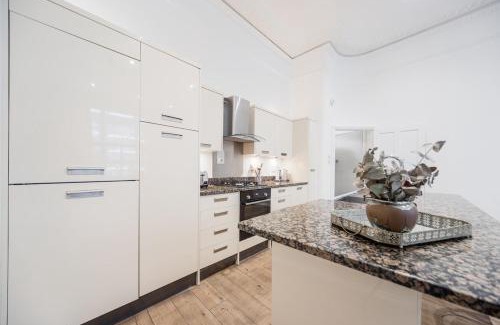 Queen's Gate Apartment | Elegant 1 Bedroom Flat in the Heart of Kensington