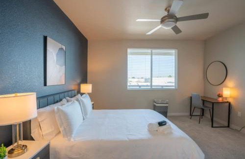 Tempe Apartment | Elegant 1BD - Balcony, Pool, Gym, W-D - Sleeps 4