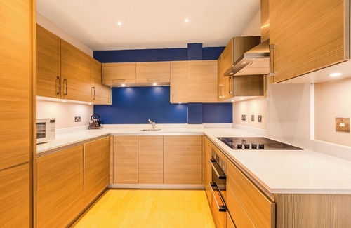 Tower Hamlets Apartment | Elegant 1BR Apartment, 5 Min Limehouse DLR Station