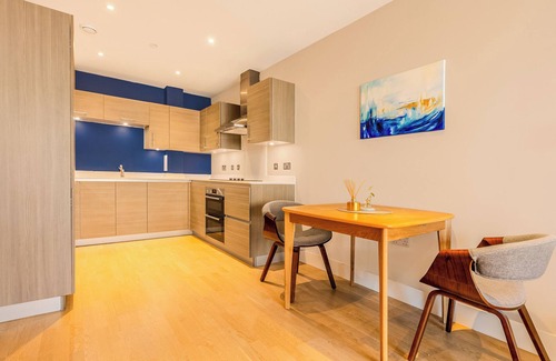 Tower Hamlets Apartment | Elegant 1BR Apartment, 5 Min Limehouse DLR Station