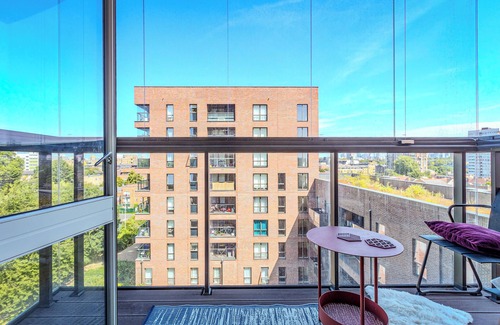 Tower Hamlets Apartment | Elegant 1BR Apartment, 5 Min Limehouse DLR Station