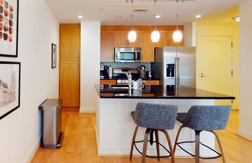 Clarendon Apartment | Elegant 1BR in Arlington near Metro, Gym + Pool