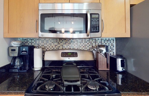 Clarendon Apartment | Elegant 1BR in Arlington near Metro, Gym + Pool