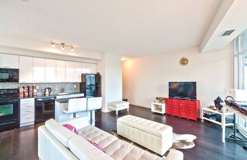 Bathurst Quay Apartment | Elegant 2 BD Waterfront Condo Downtown Toronto