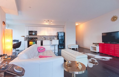 Bathurst Quay Apartment | Elegant 2 BD Waterfront Condo Downtown Toronto