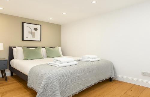 Shepherd's Bush Apartment | Elegant 2 Bed Flat near Camden Market