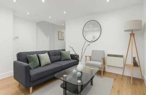 Shepherd's Bush Apartment | Elegant 2 Bed Flat near Camden Market