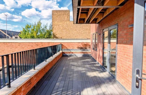 North Finchley Apartment | Elegant 2 bed flat with balcony in London
