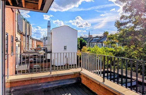 North Finchley Apartment | Elegant 2 bed flat with balcony in London