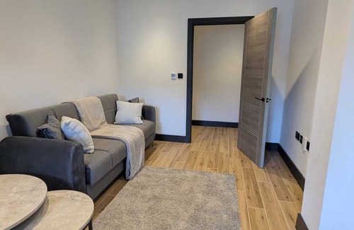 North Finchley Apartment | Elegant 2 bed flat with balcony in London