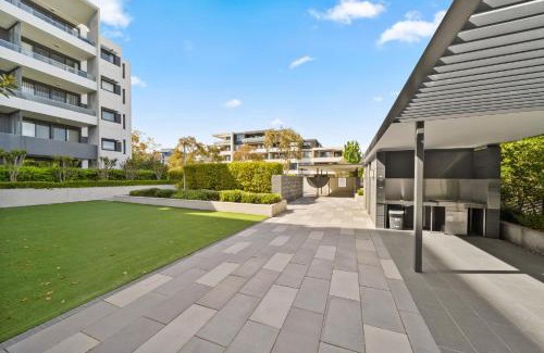 Lyons Apartment | Elegant 2-Bed with Pool Alfresco Dining & Balcony