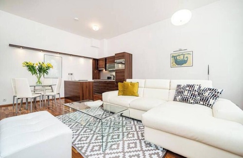 Josefov Apartment | Elegant 2 - bedroom Apartment with Balcony