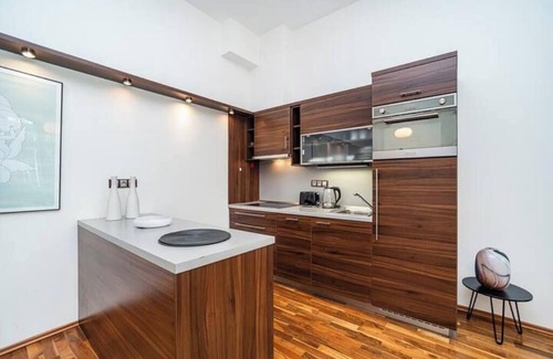 Josefov Apartment | Elegant 2 - bedroom Apartment with Balcony